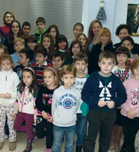 Министър Клисарова дари училище в Солун