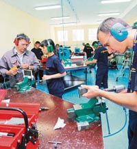 Учиш две години за авиотехник