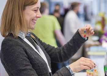 Експерименти с подръчни материали