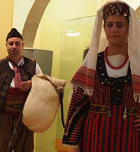 Ревю с носии от XIX век