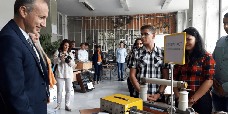 Възможностите за дуално образование на учениците от Професионалната гимназия по ядрена енергетика „Игор Курчатов“ обсъди с представители на АЕЦ „Козлодуй“ просветният министър Красимир Вълчев.