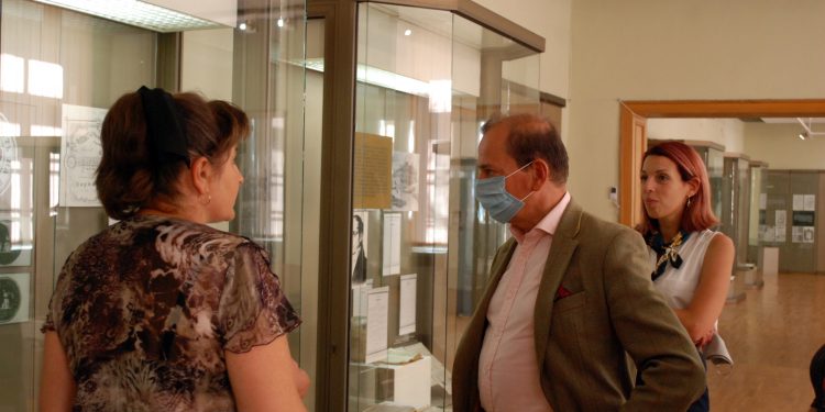 Кралският съветник Джон Бризби в НМО