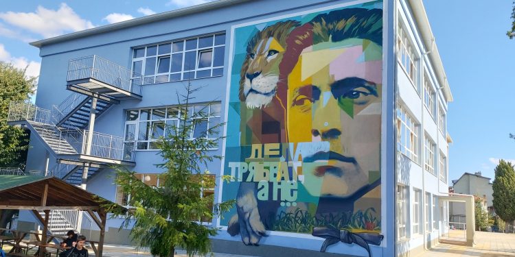 Уникален лик на Апостола краси варненското начално училище