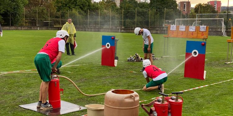Огнеборците не се  боят от дъжд и вятър