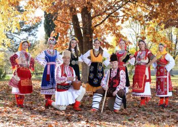 Студентка от ЮЗУ изработва народни носии