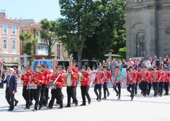 Гимназията  с вятърния генератор