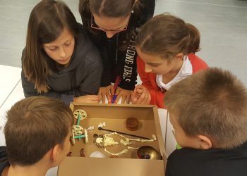 Естер учи нашенчета  да тропат български хорá