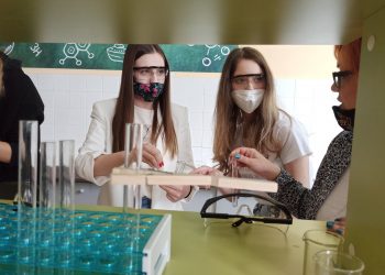 Технологиите не заместват учителите