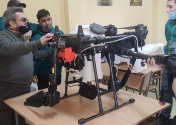 Първото училище  с аграрен дрон пръскачка