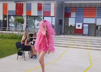 Впечатляваща висша мода край морето