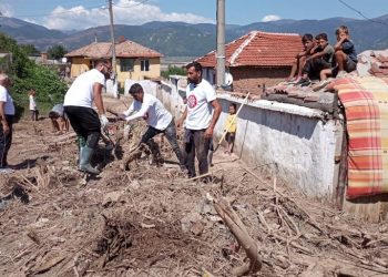 Доброволци на „Амалипе“ помагат на Карловско