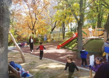 Игри с кал и свирене с черпаци