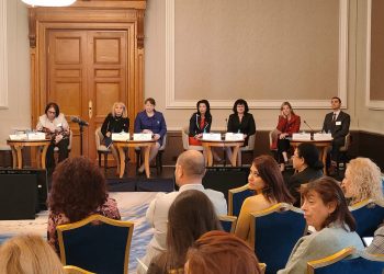 МОН подкрепя децата в риск