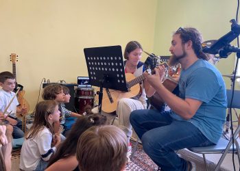 От пиано до перкусии избират децата в Бургас