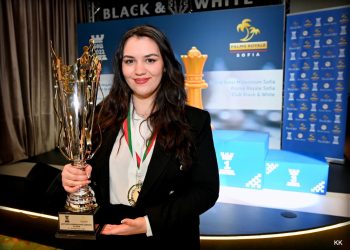 Студентка с шахматната титла при жените