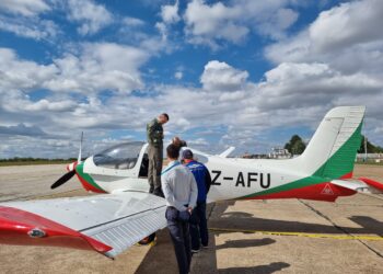 Бъдещи авиотехници  на практика във ВВВУ