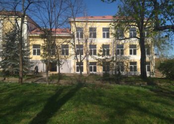 Първата езикова гимназия минава  на една смяна