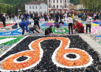 900 деца изписаха глаголицата на площада в Кюстендил