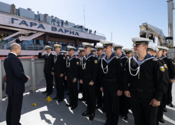 Посрещнаха кораба  от Антарктида