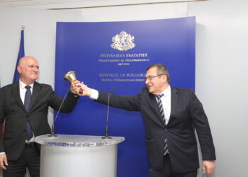 Новият просветен министър започва с бюджета и НВО