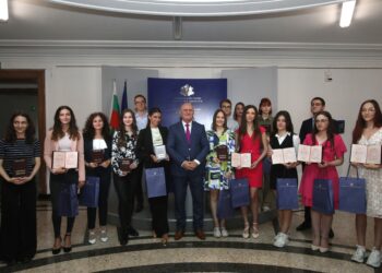 Национални дипломи за 16 пълни отличници