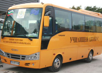 Проверяват училищните автобуси