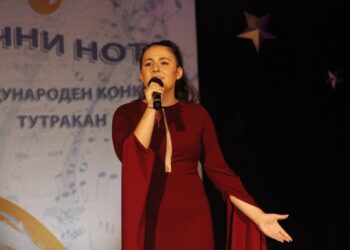 Жаклин, която пее като Арета Франклин