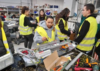 Близо 14 000 ученици усвояват професия в реална работна среда