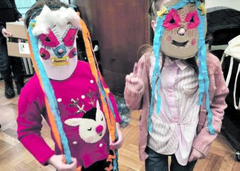 Кукери от БНУ „Йордан Йовков“ в Букурещ гонят злите сили