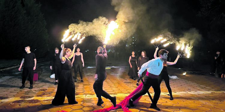 Ние се харесваме, харесваме и теб