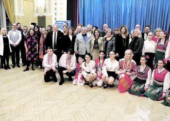 Да пишеш и да четеш на два езика в I клас