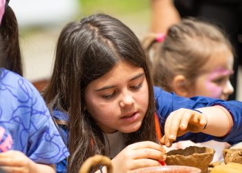 Деца работят с глина под напътствията на Камелия Савова по време на Спортен ден Самоков - 2023 , част от проекта Обединени от спорта