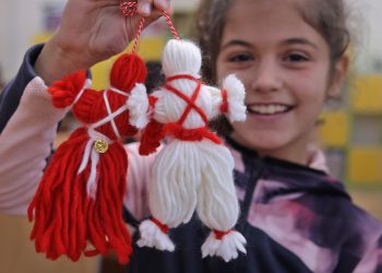 Деца от 25 училища и детски градини представят ръчно изработени мартеници на базар в МОН