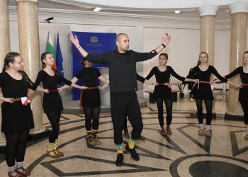 МОН се превърна в класна стая за урок по изкуства, английски език и биология