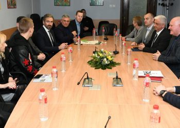 Над 2000 ученици тренират хокей на трева