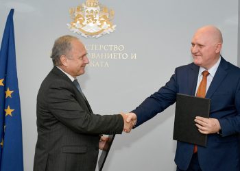 Подкрепа за над 75 000 деца и родители осигурява нов проект на МОН