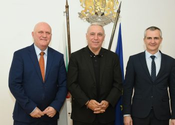 Изграждат спортни площадки в над 370 училища