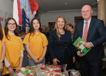 Дeца от 26 училища и детски градини се включиха в първомартенски благотворителен базар в МОН