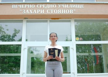 История за успеха: От ученичка във Вечерно СУ „Захари Стоянов“ в Бургас Детелина се връща там като преподавател