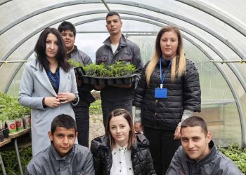 Ученици от Селскостопанската гимназия в Кюстендил произвеждат хиляди цветя