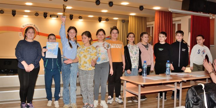 Млади хора с позиции