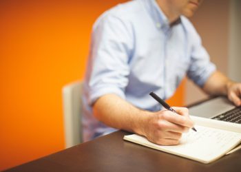 Кой определя категорията труд и какво означава това за нас?