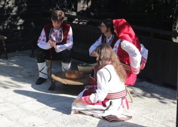 Ученици събират неиздавани автентични народни песни