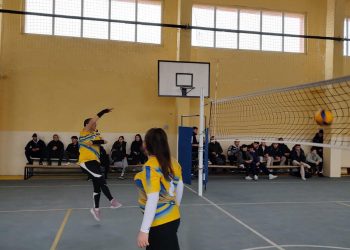 Ученици във физкултурен салон