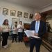 Третокласници подариха на министър Красимир Вълчев ръкописен препис на „Епопея на забравените“