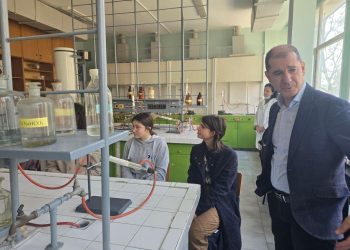 Ученици влизат в лабораториите на Бургаския държавен университет