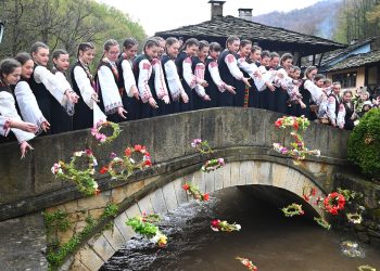 Снимка на броя: „Училище за лазарки“