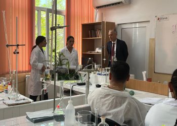 Ученици от Професионалната гимназия по химични и хранителни технологии в Пазарджик показаха умения, придобити в рамките на дуално обучение, по време на посещение на министъра на образованието и науката Красимир Вълчев в училището