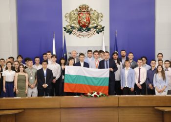 Министър-председателят връчи националния флаг на олимпийските отбори по природни науки