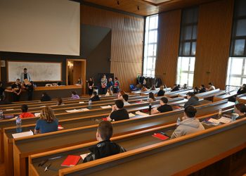 Средна такса от 1050 лв. за висше училище